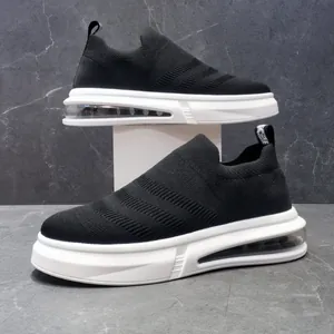 Dettaglio ravvicinato delle sneakers da uomo in maglia traspirante nera con suola ammortizzata