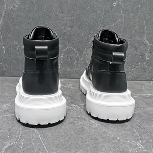 Achteraanzicht van zwarte heren high-top boots met dikke witte plateauzolen