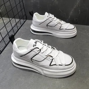 Primer plano de zapatillas blancas para hombre con cámara de aire y ribete negro