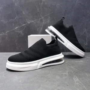 Dettaglio scarpe da ginnastica traspiranti in fly-knit nero da uomo con suole ad aria.