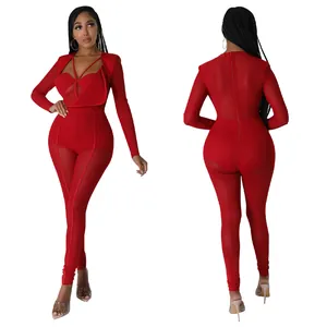 Vue de face et de dos d'une combinaison sexy rouge à manches longues avec détails en mesh