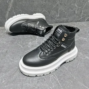 Detail van zwarte hoge herenschoenen met dikke witte zolen en GAGJ-merk op marmeren vloer.