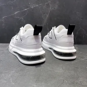 Vista trasera de zapatillas blancas para hombre con suelas gruesas de aire y tiradores negros