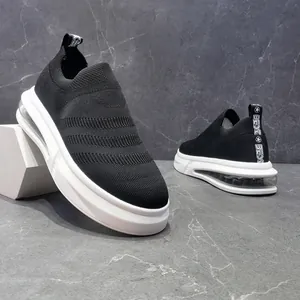 Dettaglio delle sneakers in maglia nera traspirante da uomo con suola a cuscinetto d'aria bianca