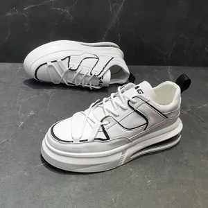 Vista detallada de zapatillas blancas con plataforma sobre fondo de mármol oscuro.