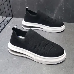 Dettaglio ravvicinato di sneaker nere in maglia traspirante con suole a cuscinetto