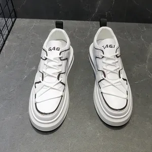 Vista superior de zapatillas casuales blancas para hombre con suelas gruesas