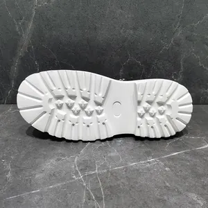 Detailopname van de dikke witte antislip rubberen buitenzool voor heren motorlaarzen