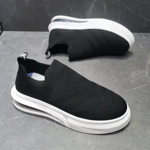 Vista dettagliata di sneaker in maglia nera traspirante con suola bianca ammortizzata
