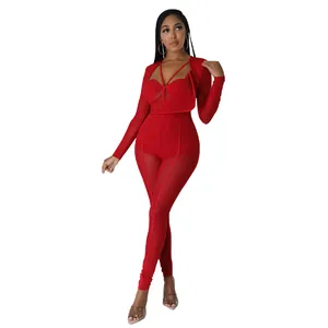 Vue complète d'une combinaison rouge sexy en maille transparente à manches longues