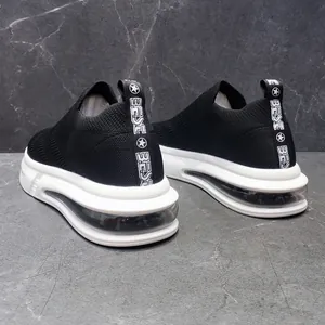 Vista posteriore di sneaker in maglia nera traspirante con suola bianca spessa e ammortizzata.