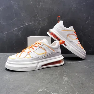 Vista detallada de elegantes zapatillas blancas para hombre con cámaras de aire naranja