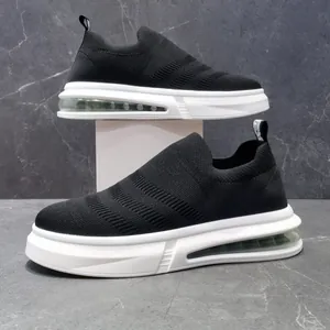 Vista dettagliata delle sneakers in mesh nero traspirante con suola bianca ammortizzata