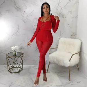 Vue détaillée de la combinaison sexy rouge en mesh transparent avec col en V