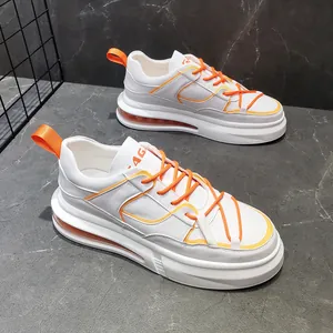 Zapatillas de moda para hombre en blanco y naranja con cómodas suelas de cámara de aire