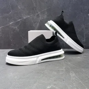 Vista laterale di sneakers a calzino nere in maglia traspirante con suola ammortizzata