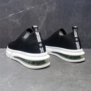 Dettaglio scarpe flyknit nere con suola a cuscinetto d'aria bianca e cinturino BEST