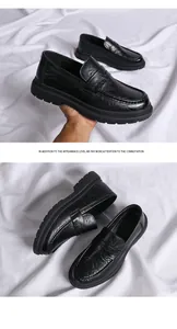 Vista detallada de mocasines de cuero negro texturizado con suelas de goma gruesas