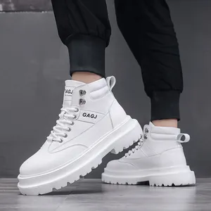 Witte hoge herensneakers van leer met dikke platformzool en Britse mode-stijl