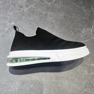 Vista laterale dettagliata di scarpe in maglia nera traspirante con suola a cuscino