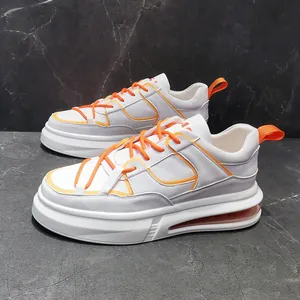 Modernas zapatillas blancas para hombre con cámara de aire naranja y detalles
