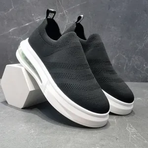 Vista dettagliata di sneaker in maglia nera con spessa suola ammortizzata bianca