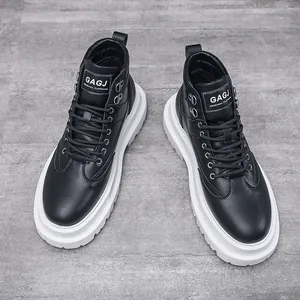 Heren zwarte high-top boots met dikke witte platformzolen in motorstijl