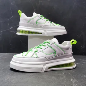 Zapatillas de moda para hombre en blanco con detalles verde neón y suela con cámara de aire visible