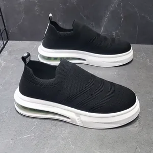 Vista laterale di sneaker in maglia nera con suola bianca spessa e dettaglio cuscino d'aria