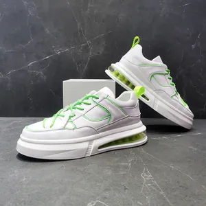 Zapatillas blancas de hombre con detalles en verde neón y cámara de aire visible moderna