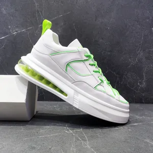 Zapatillas blancas modernas para hombre con detalles en verde lima y suela con cámara.