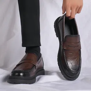 Heren business casual loafers instappers met handgeborstelde bruine lederen textuur