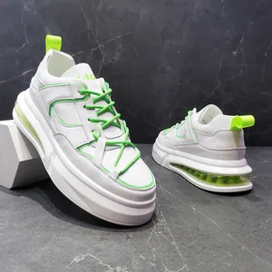 Vista detallada de zapatillas blancas para hombre con toques verde neón y suela de aire.