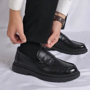 Heren business casual penny loafers met unieke gekreukelde lederen textuur in zwart