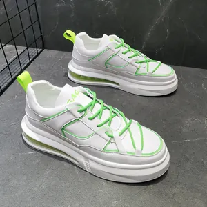 Zapatillas blancas elegantes para hombre con detalles en verde neón y suela de aire