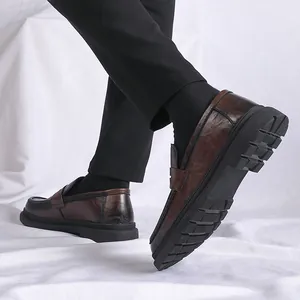 Stijlvolle bruine heren loafers met handgeborstelde textuur en dikke zwarte rubberen zool
