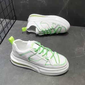Primer plano de zapatillas blancas para hombre con cojín de aire y cordones neón