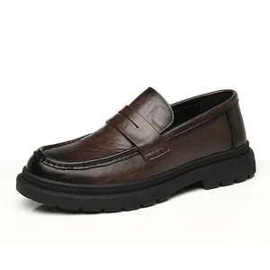 Klassieke bruine leren penny loafers met een dikke zwarte rubberen zool voor heren