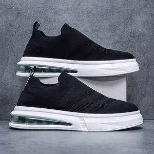 Sneaker slip-on in maglia nera traspirante da uomo con suola bianca spessa ammortizzata