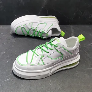 Primer plano de zapatillas blancas tipo chunky con detalles en verde neón y cámara de aire