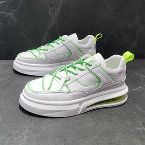 Zapatillas de hombre blancas y verde lima con suela de cámara de aire visible.