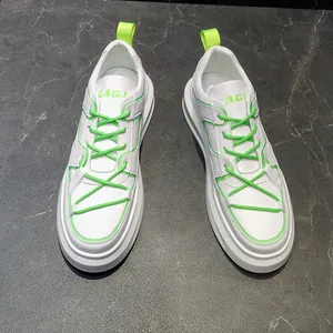 Zapatillas blancas para hombre con detalles en verde neón y suela gruesa para un look moderno.