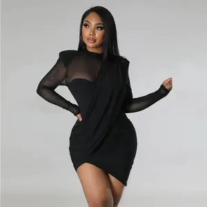 Κομψό μαύρο μίνι φόρεμα bodycon με διχτυωτό patchwork και ντραπέ λεπτομέρεια στη μέση.