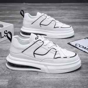 Zapatillas de hombre blancas con detalles en negro y suela gruesa con cámara de aire.
