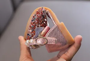Détail en gros plan de la semelle souple flexible de la chaussure rose pailletée de fille