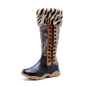 Detail van de hoge winterlaars met krantenprint en luipaard bontrand bovenaan