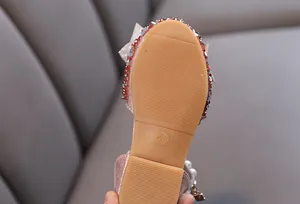 Détail macro de la semelle en caoutchouc antidérapante des chaussures rose pailleté