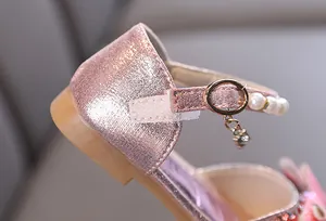 Détail de la chaussure de princesse rose pailletée pour fille avec perles