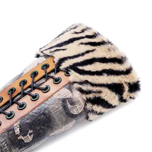 Macro-opname van een winterlaars detail met tijgerprint bonttrim en vetersluiting