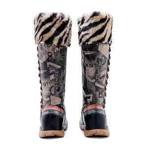Achteraanzicht van comfortabele geprinte knielaarzen met zebra imitatiebont trim